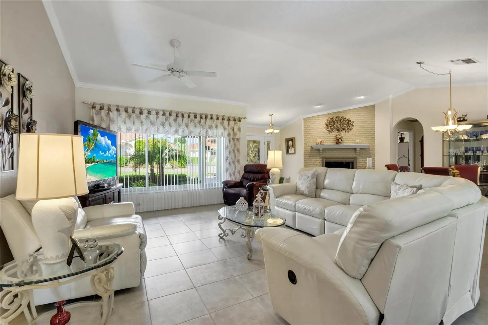 517 CLUBHOUSE DR