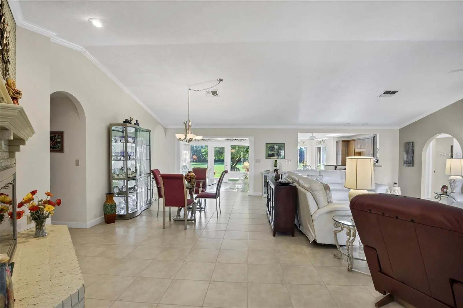 517 CLUBHOUSE DR