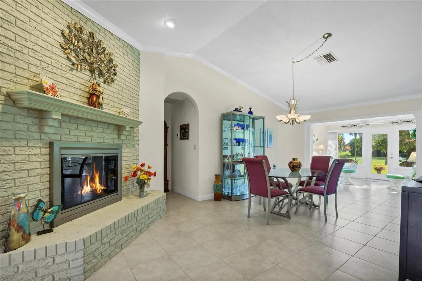 517 CLUBHOUSE DR
