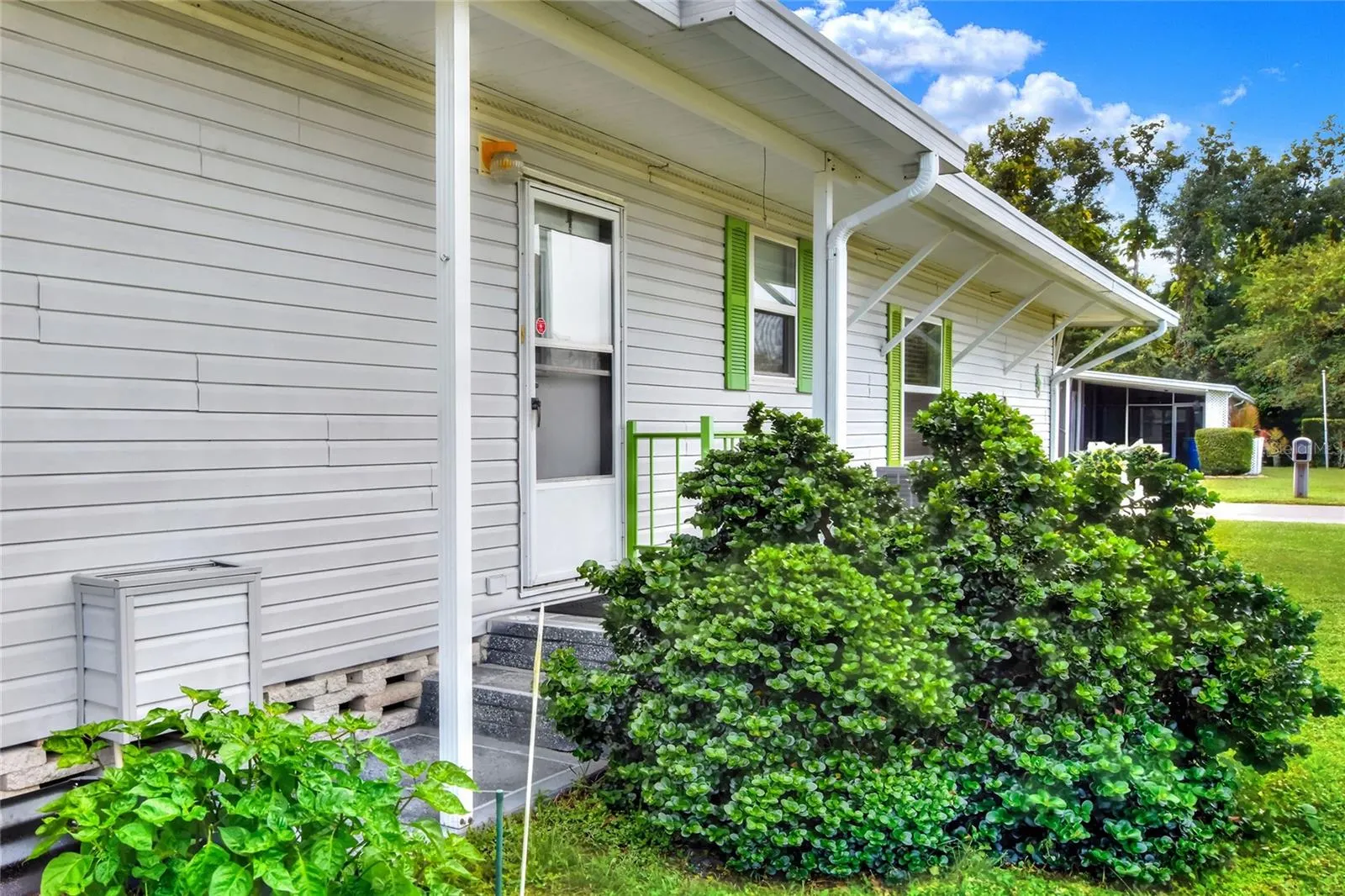6388 LOLLY BAY LOOP NE