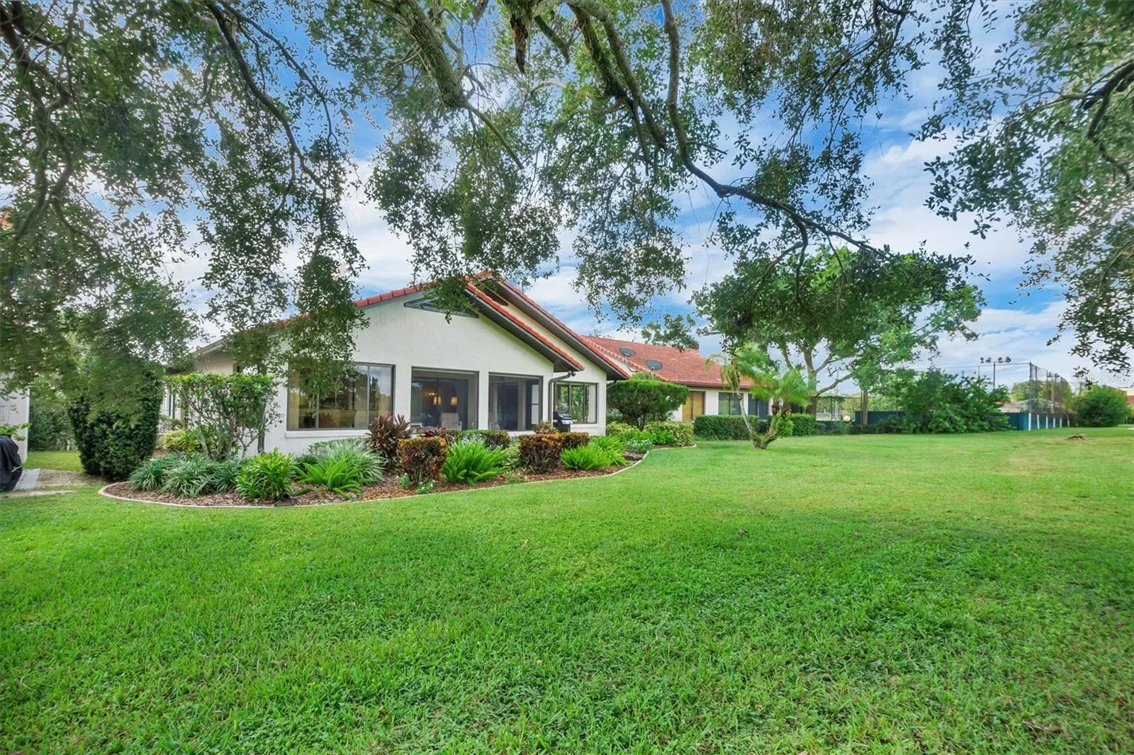 6002 COUNTRY CLUB DR