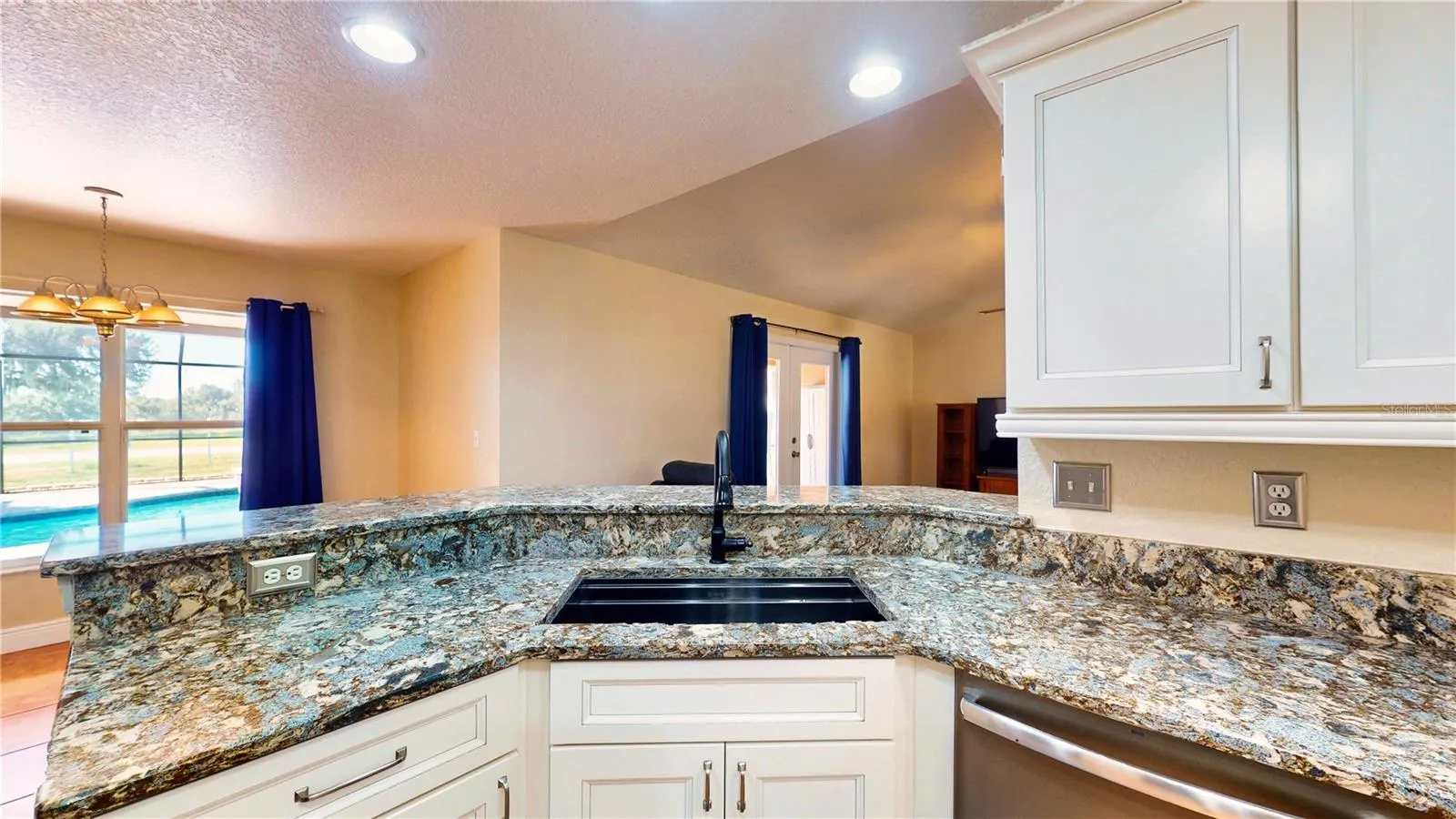 251 WHITE CLIFF BLVD