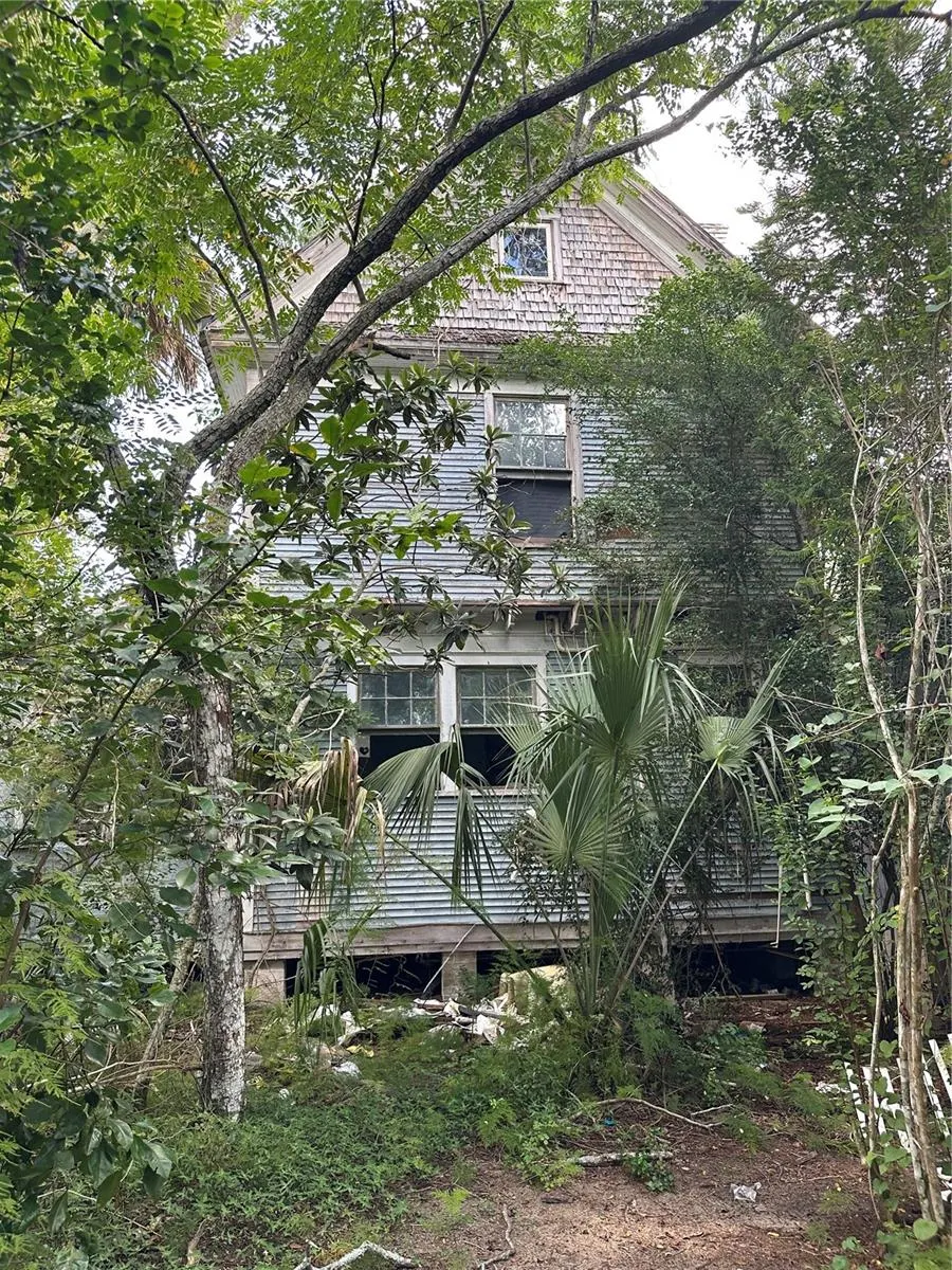 401 OLD SCHOOL HOUSE RD E