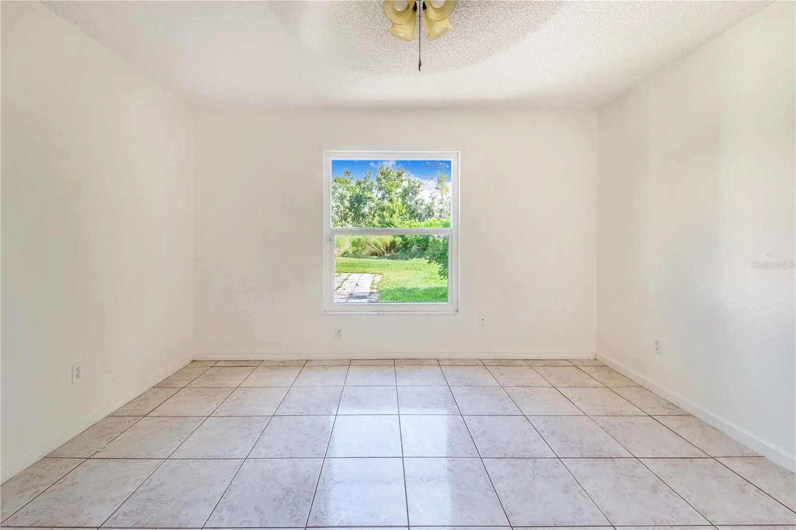 116 CRESCENT CT