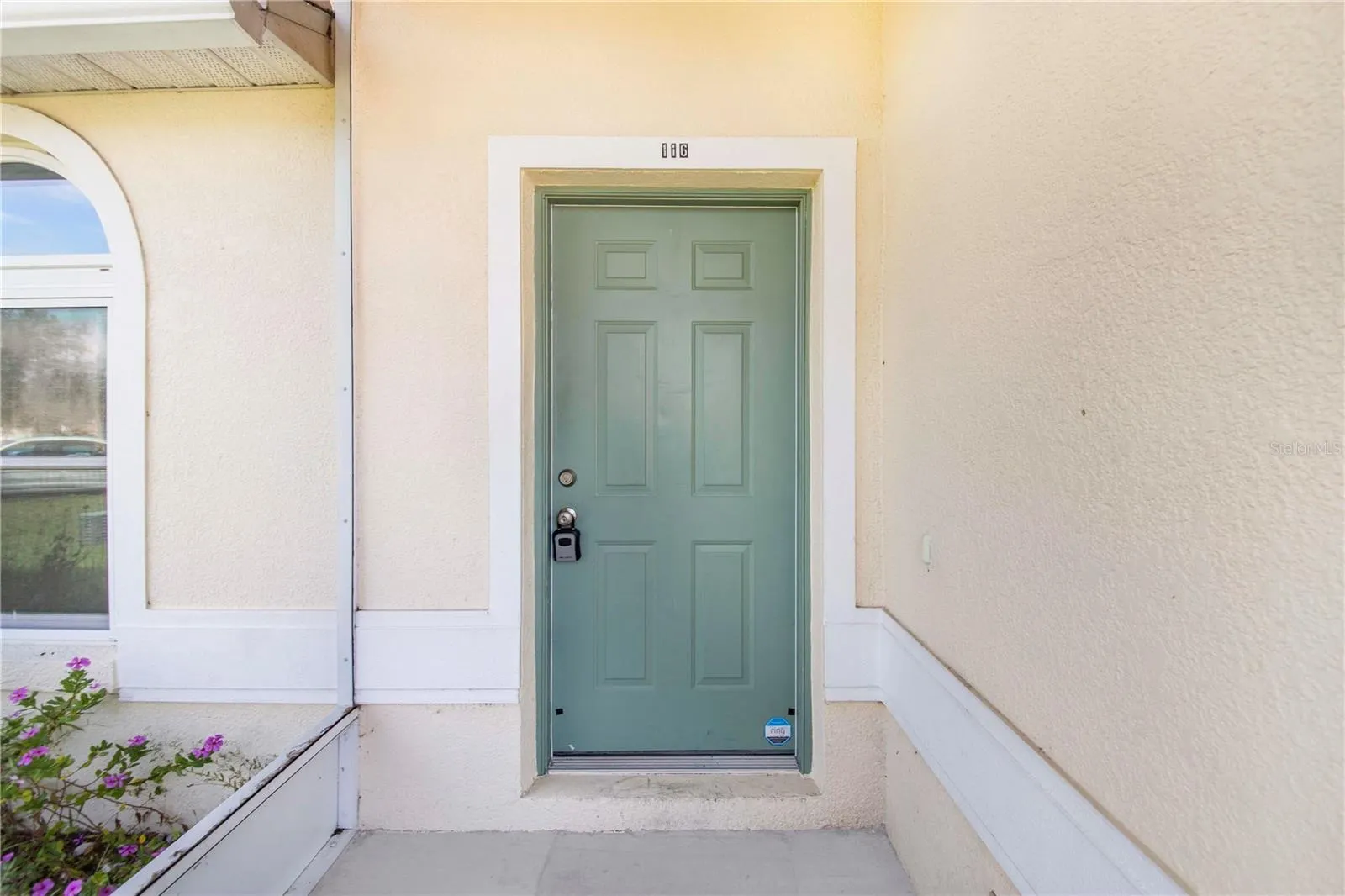 116 CRESCENT CT