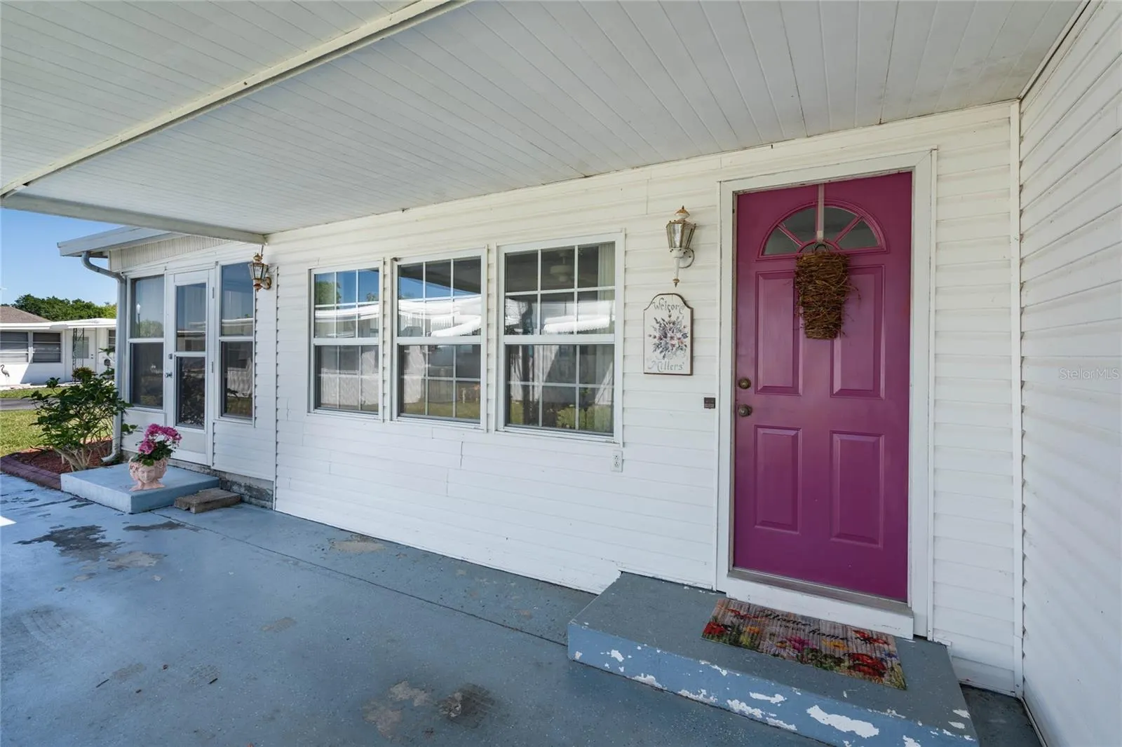 107 HOLIDAY LN