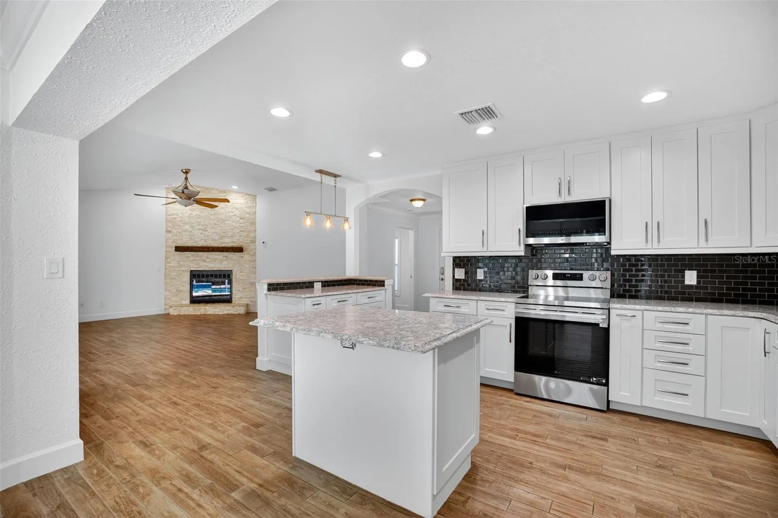 200 NW MADISON CIR