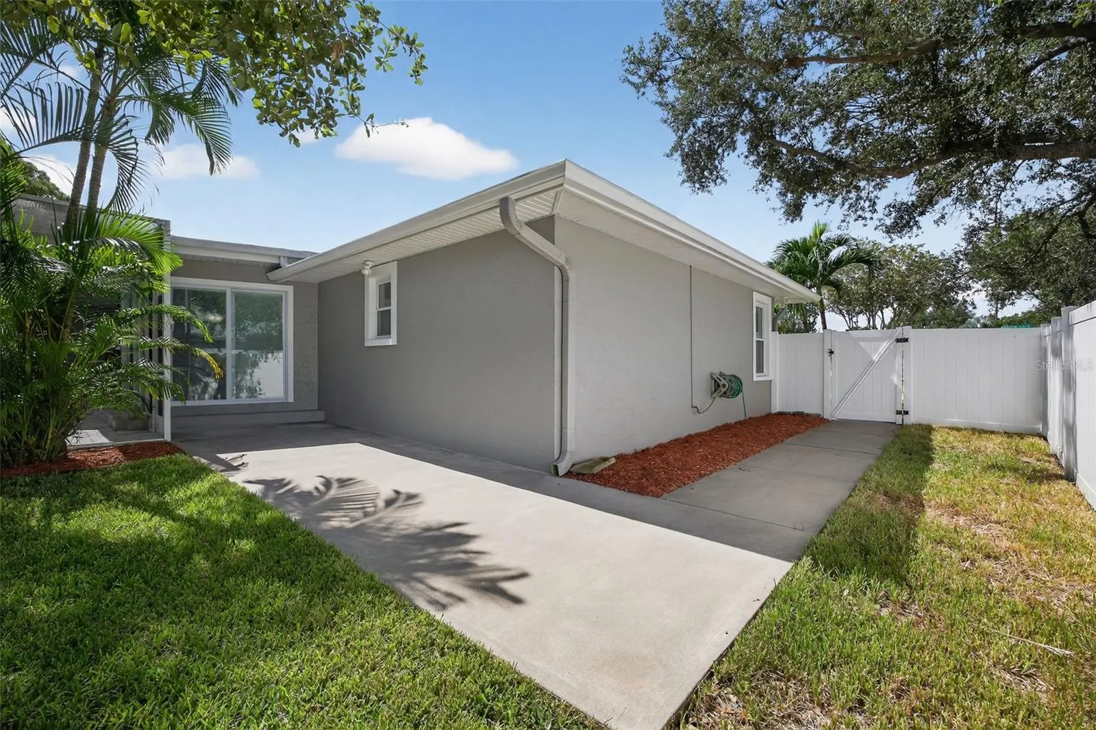200 NW MADISON CIR