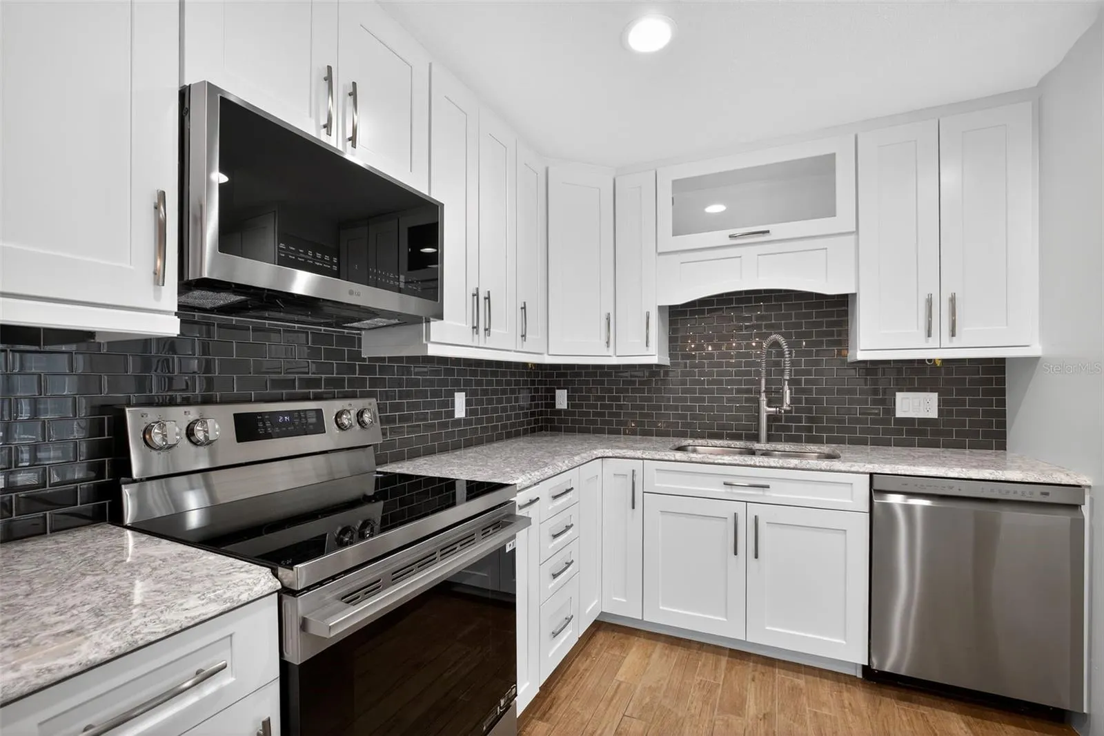 200 NW MADISON CIR