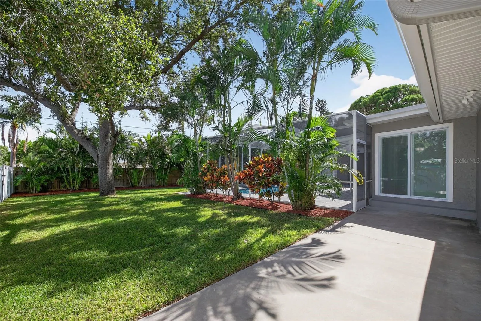 200 NW MADISON CIR