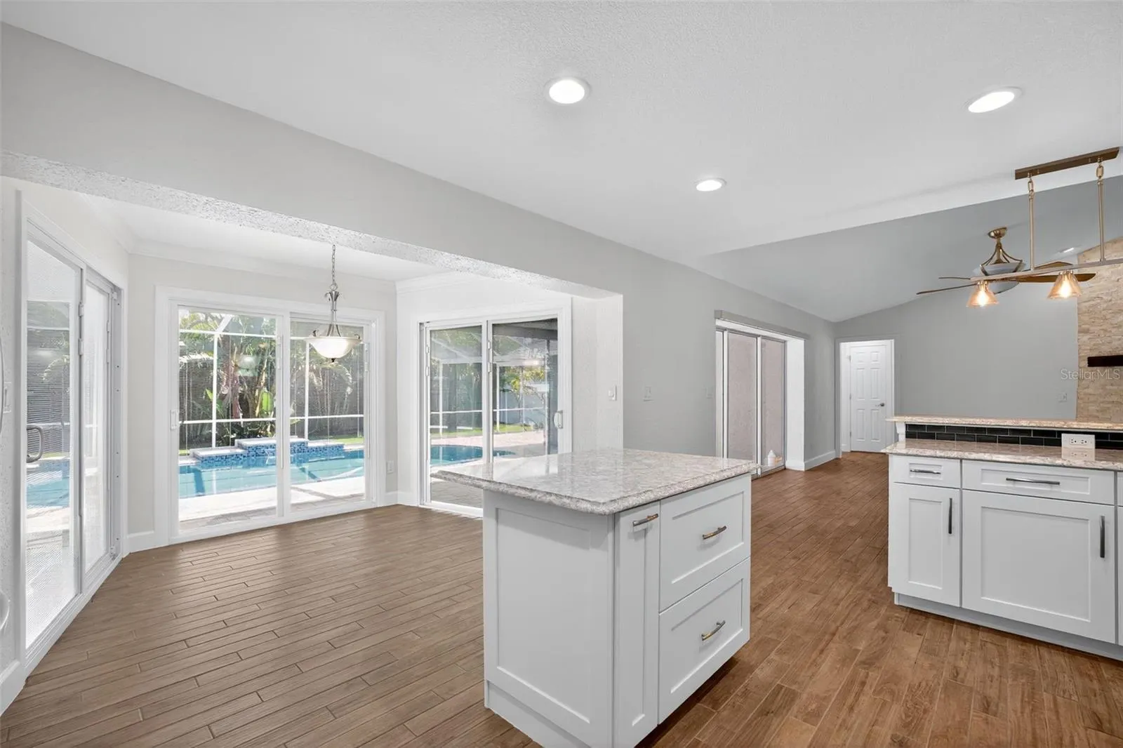 200 NW MADISON CIR