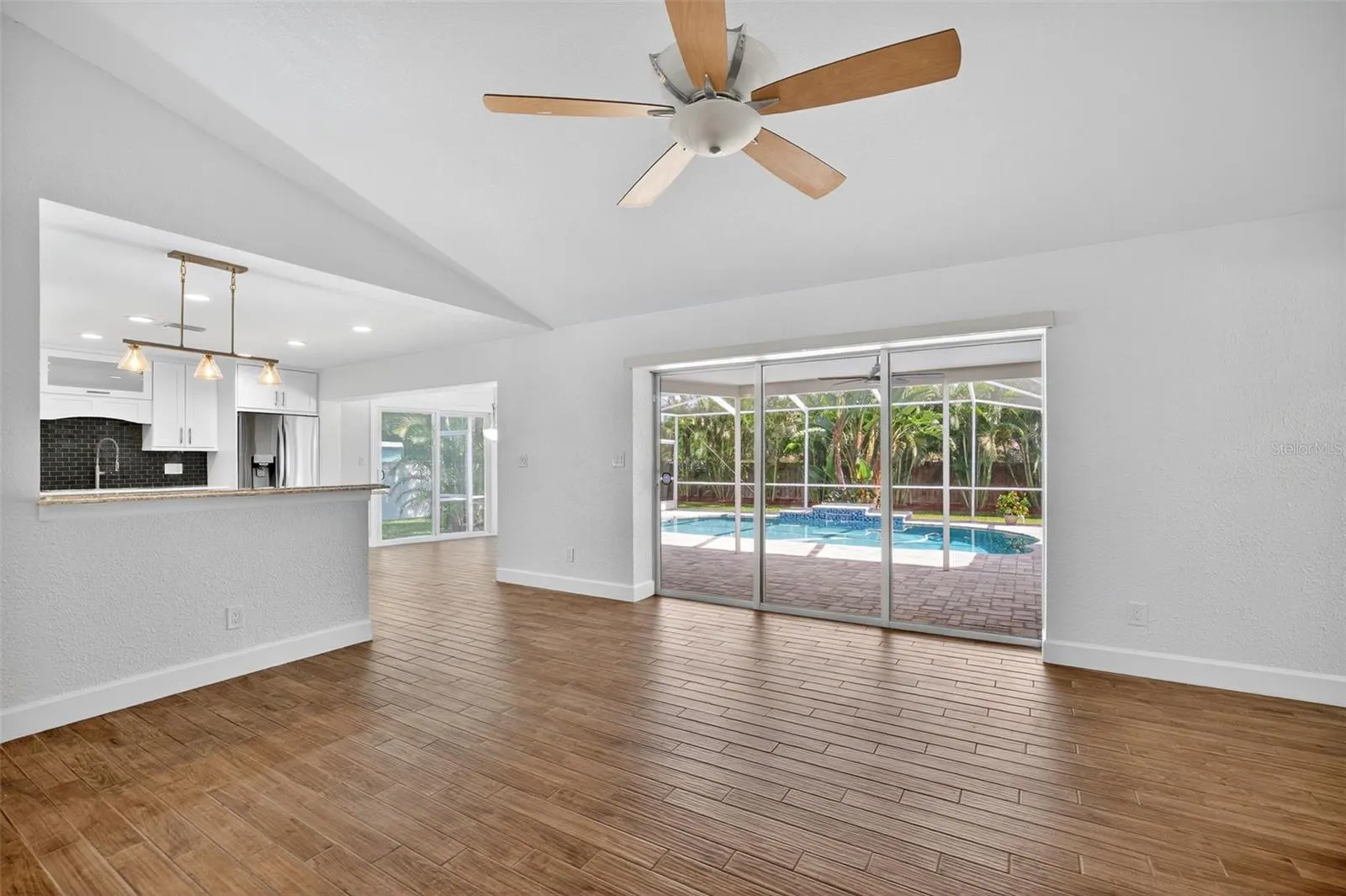 200 NW MADISON CIR