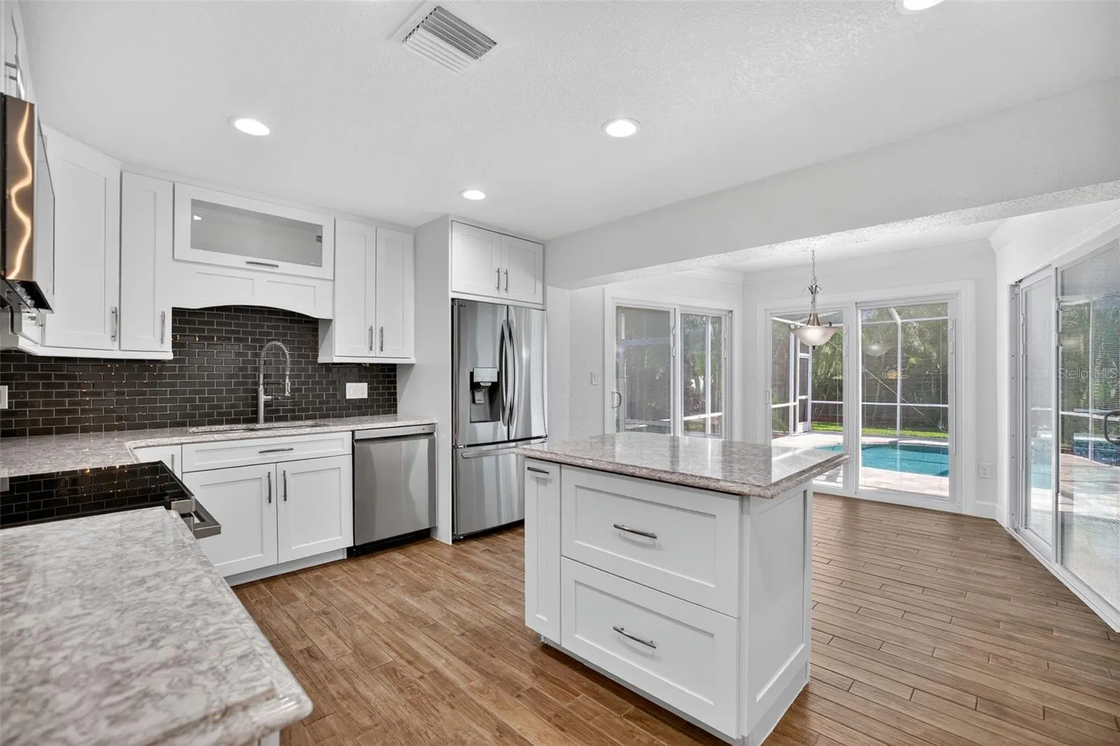 200 NW MADISON CIR