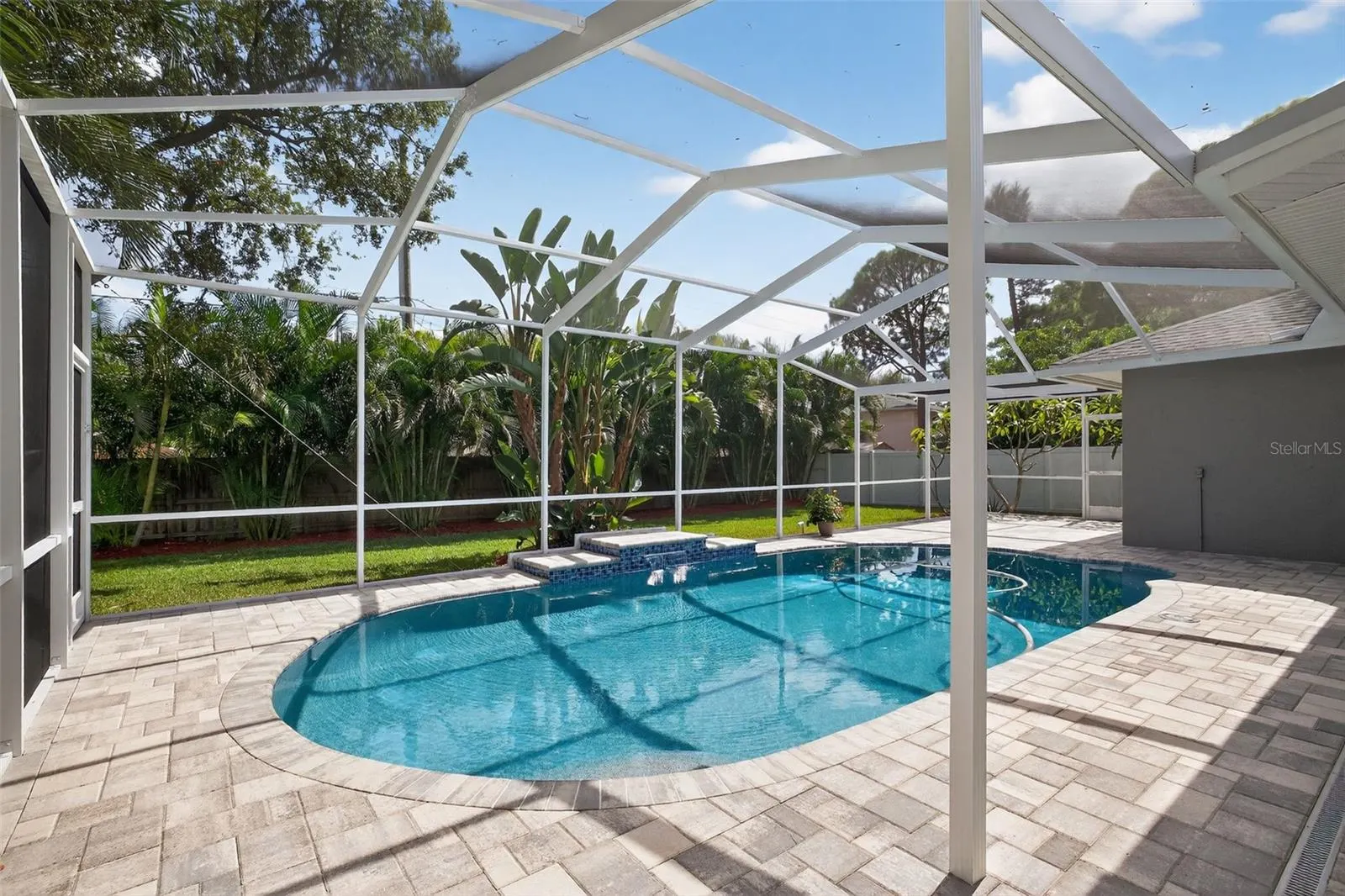 200 NW MADISON CIR