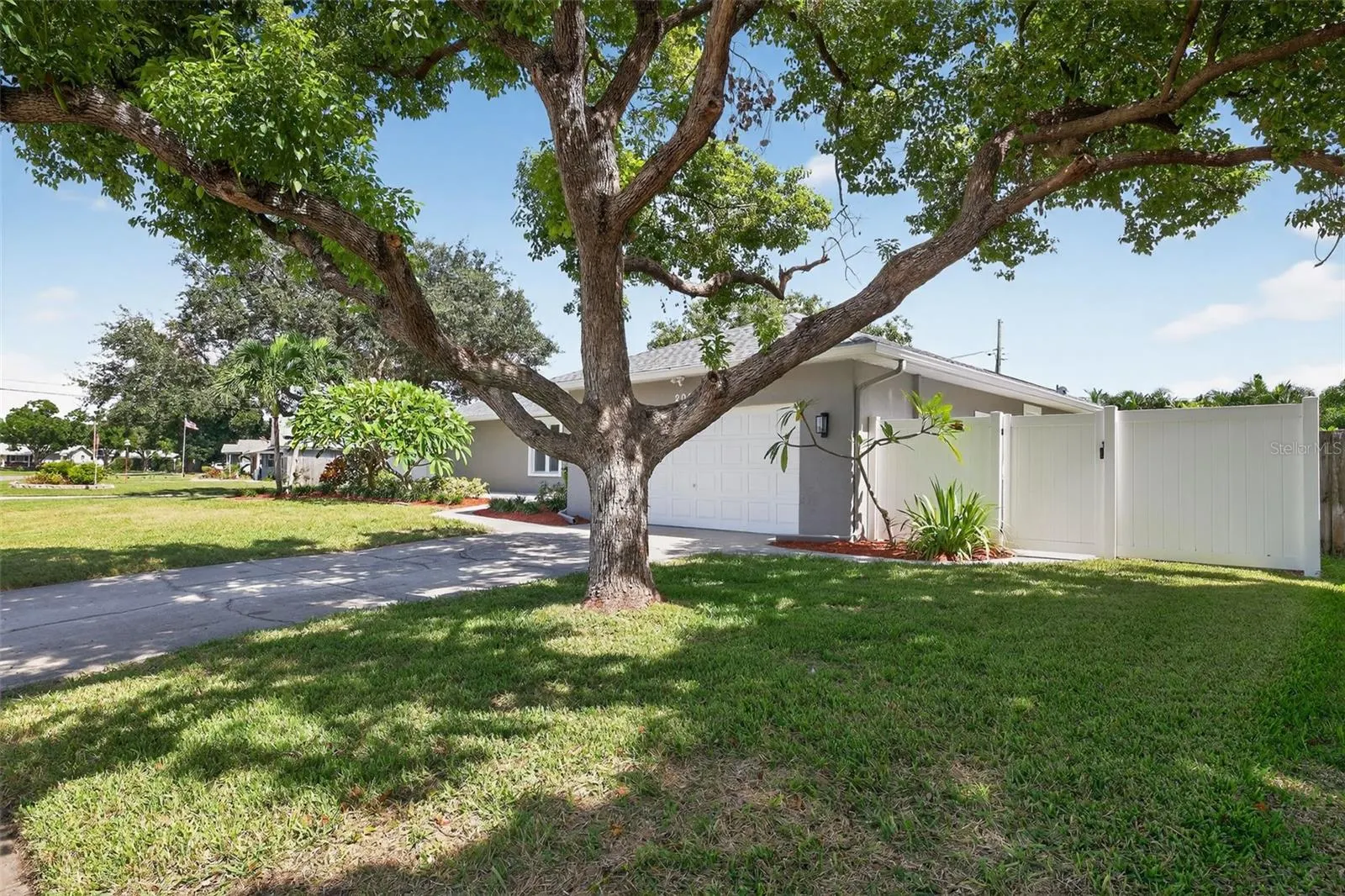 200 NW MADISON CIR
