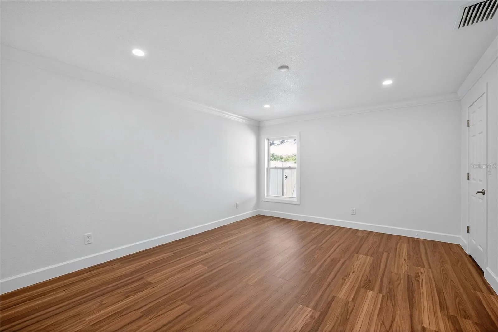 200 NW MADISON CIR
