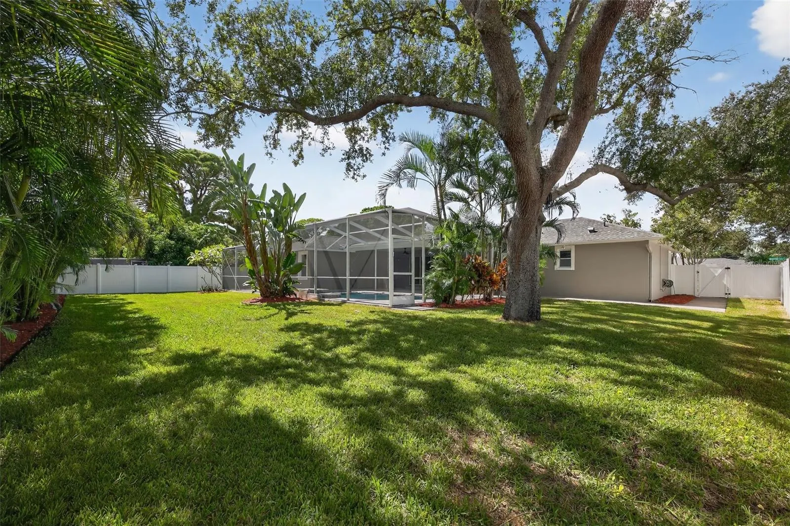 200 NW MADISON CIR