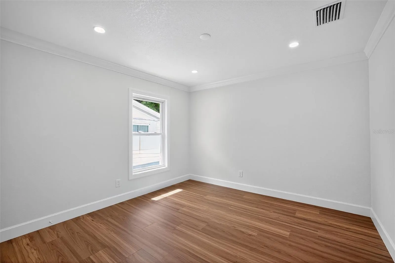 200 NW MADISON CIR