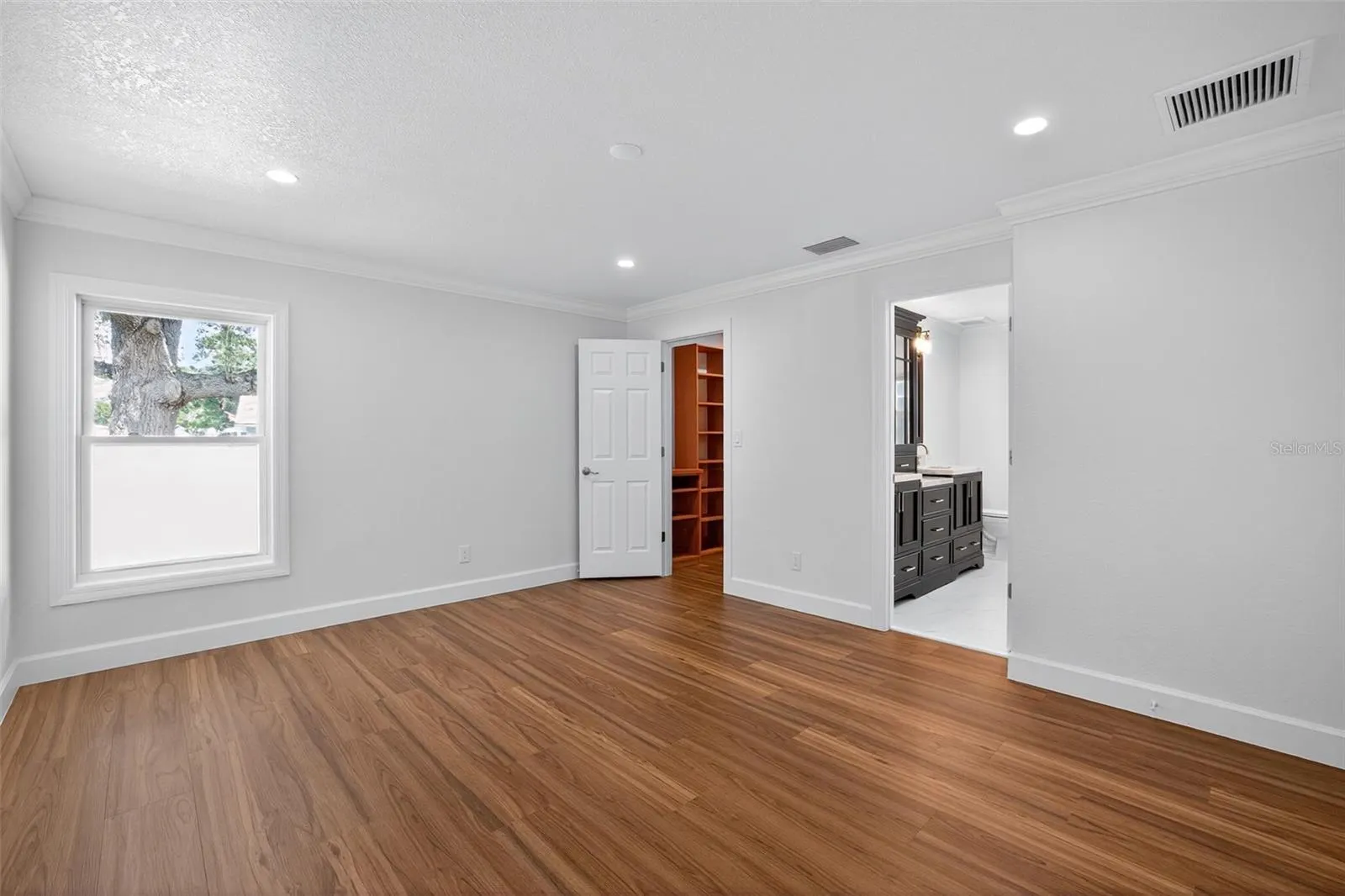 200 NW MADISON CIR