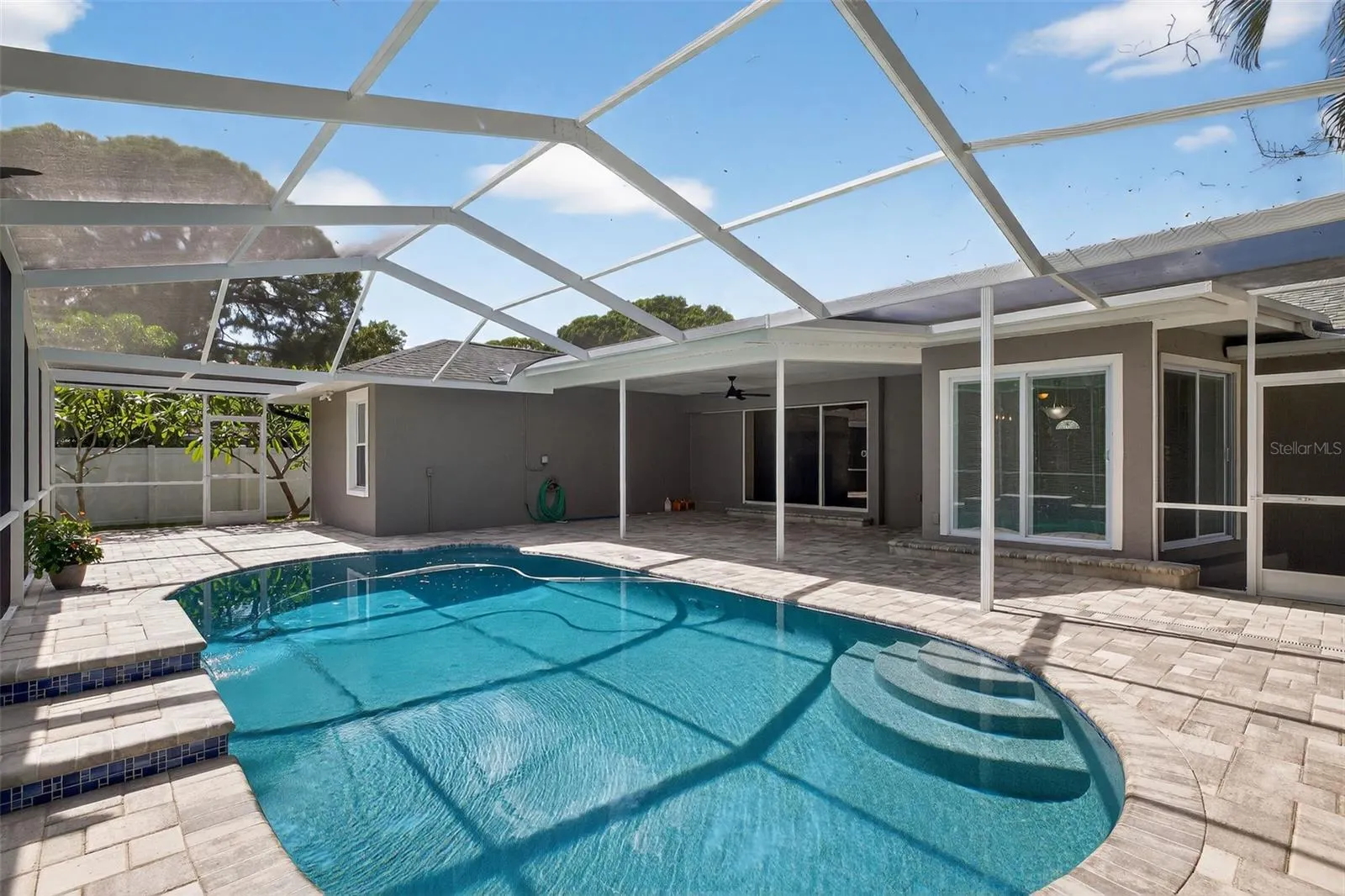 200 NW MADISON CIR