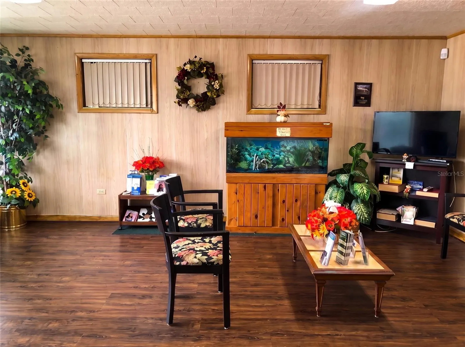 302 W MAIN ST
