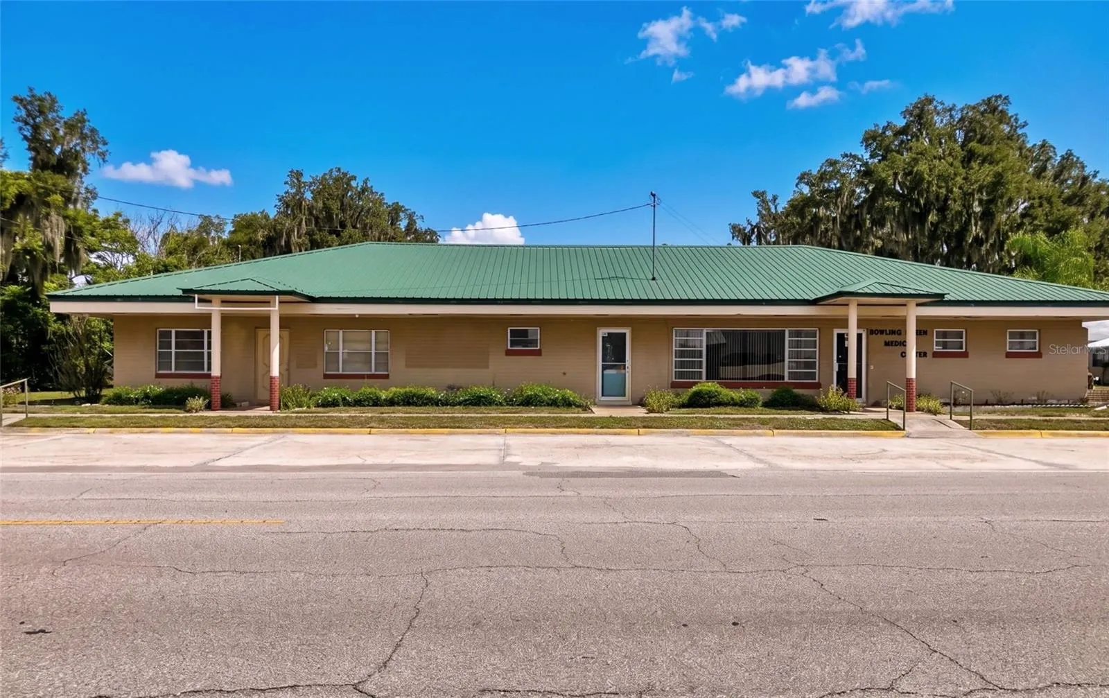 302 W MAIN ST