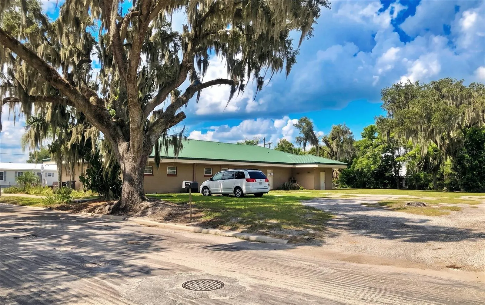 302 W MAIN ST