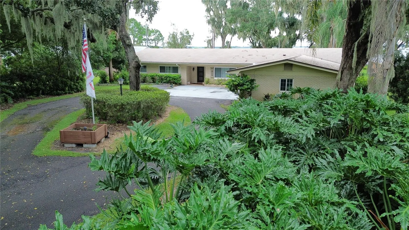 1020 W LAKE HAMILTON DR