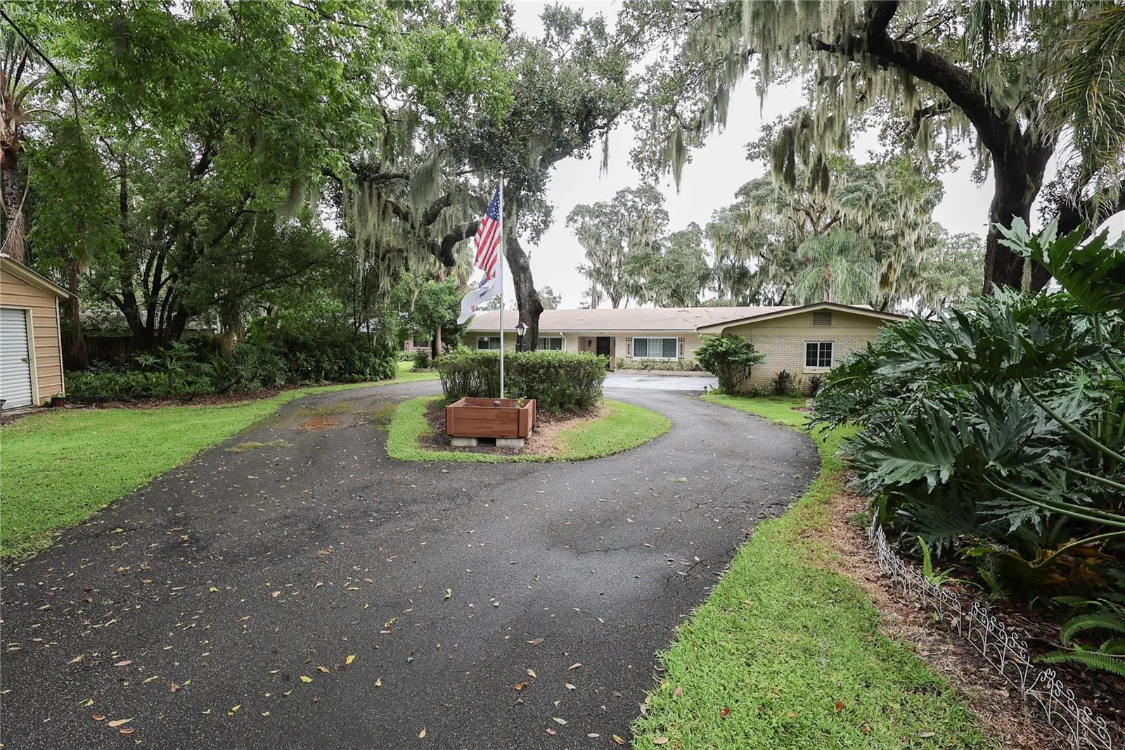 1020 W LAKE HAMILTON DR