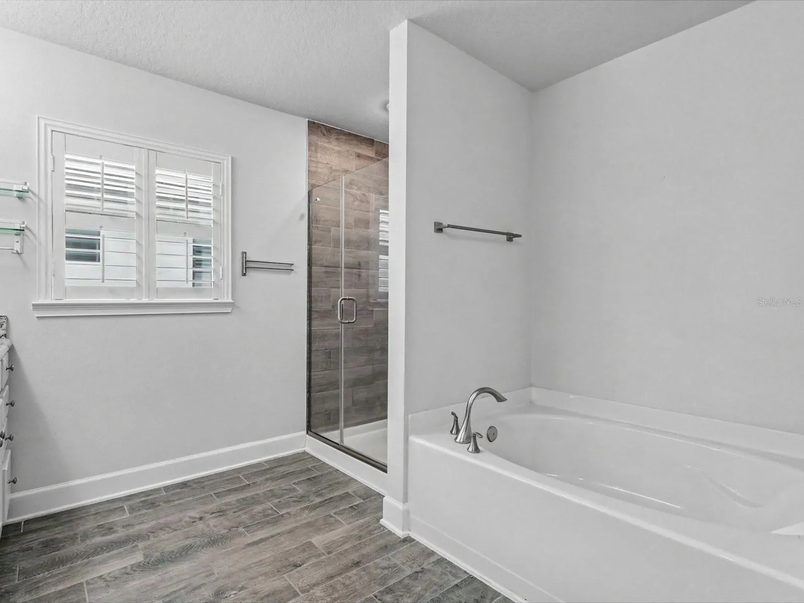 466 LAKE VISTA DR