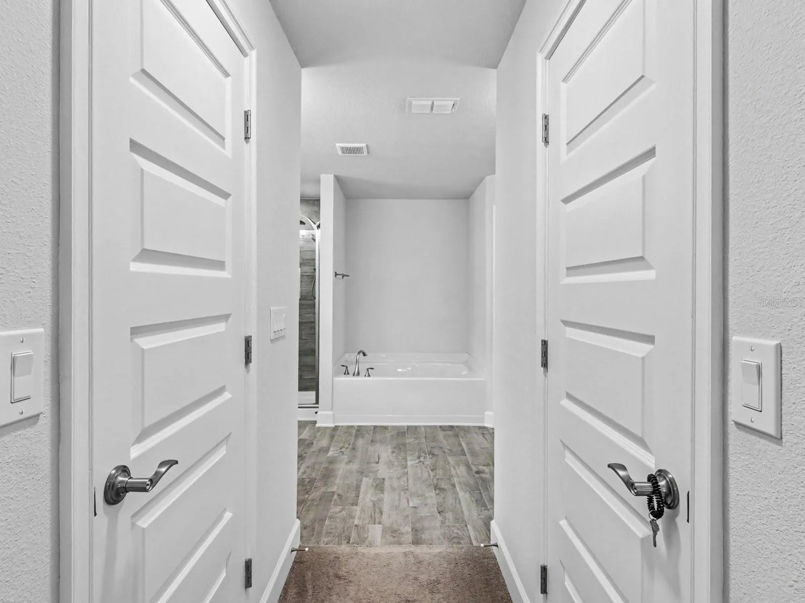 466 LAKE VISTA DR