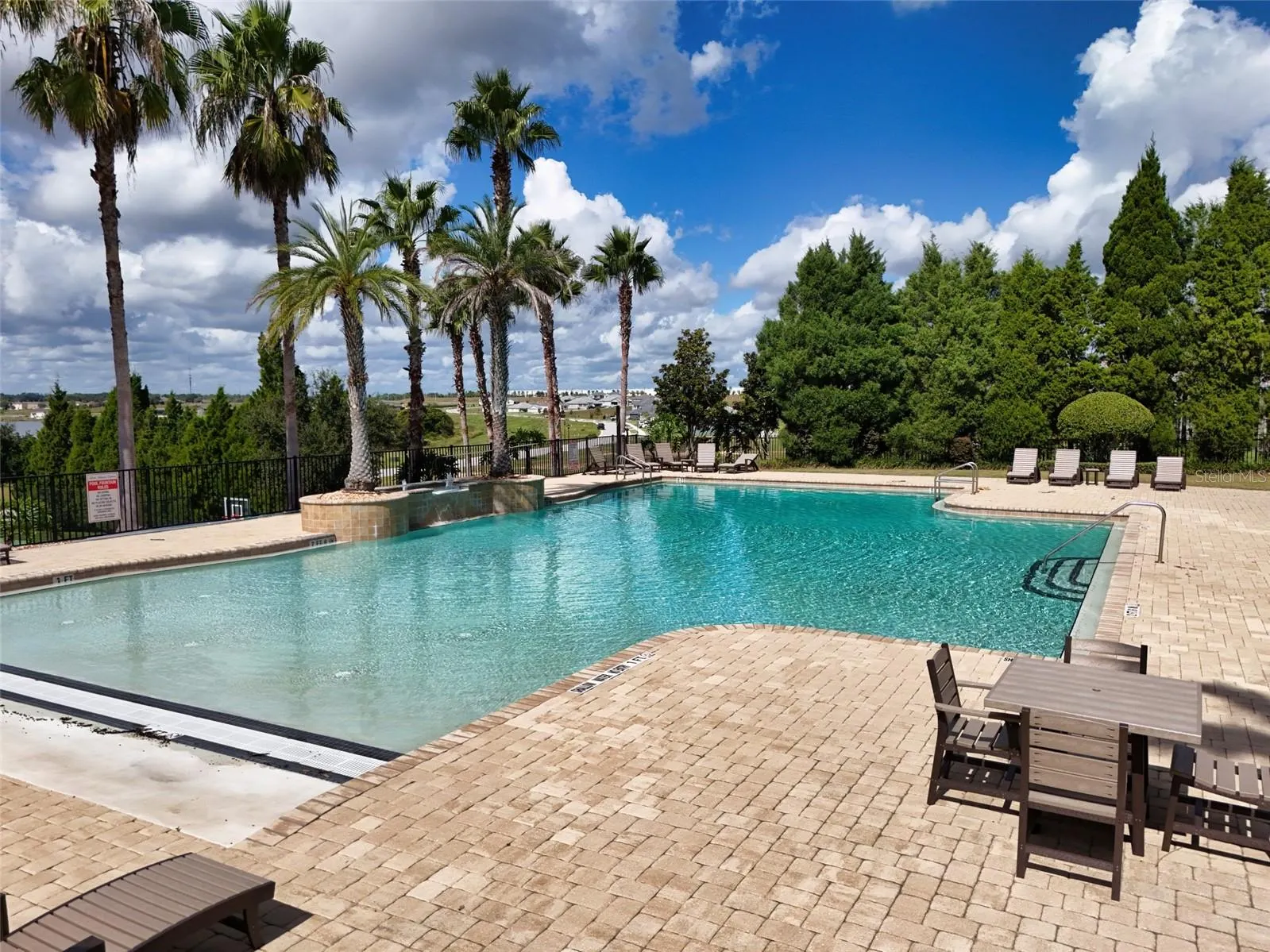 466 LAKE VISTA DR