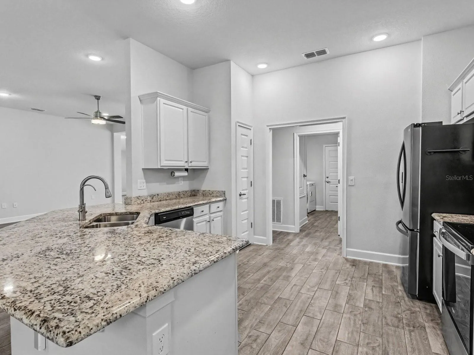 466 LAKE VISTA DR