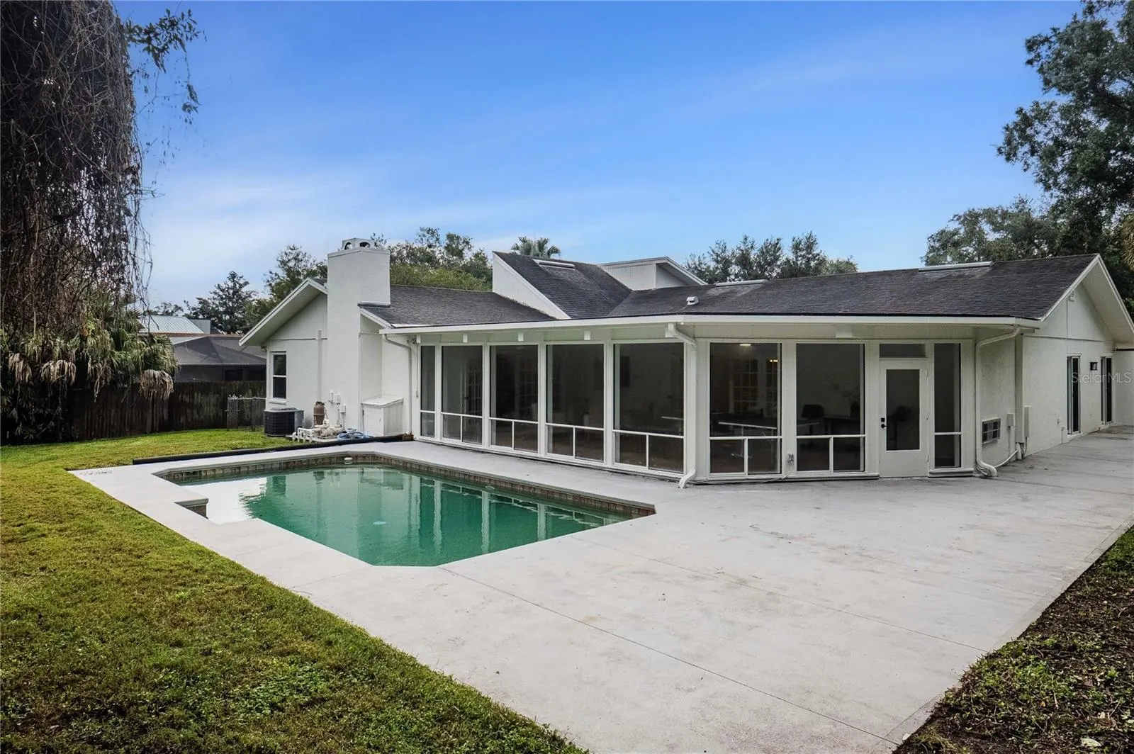 832 BROOKWOOD DR
