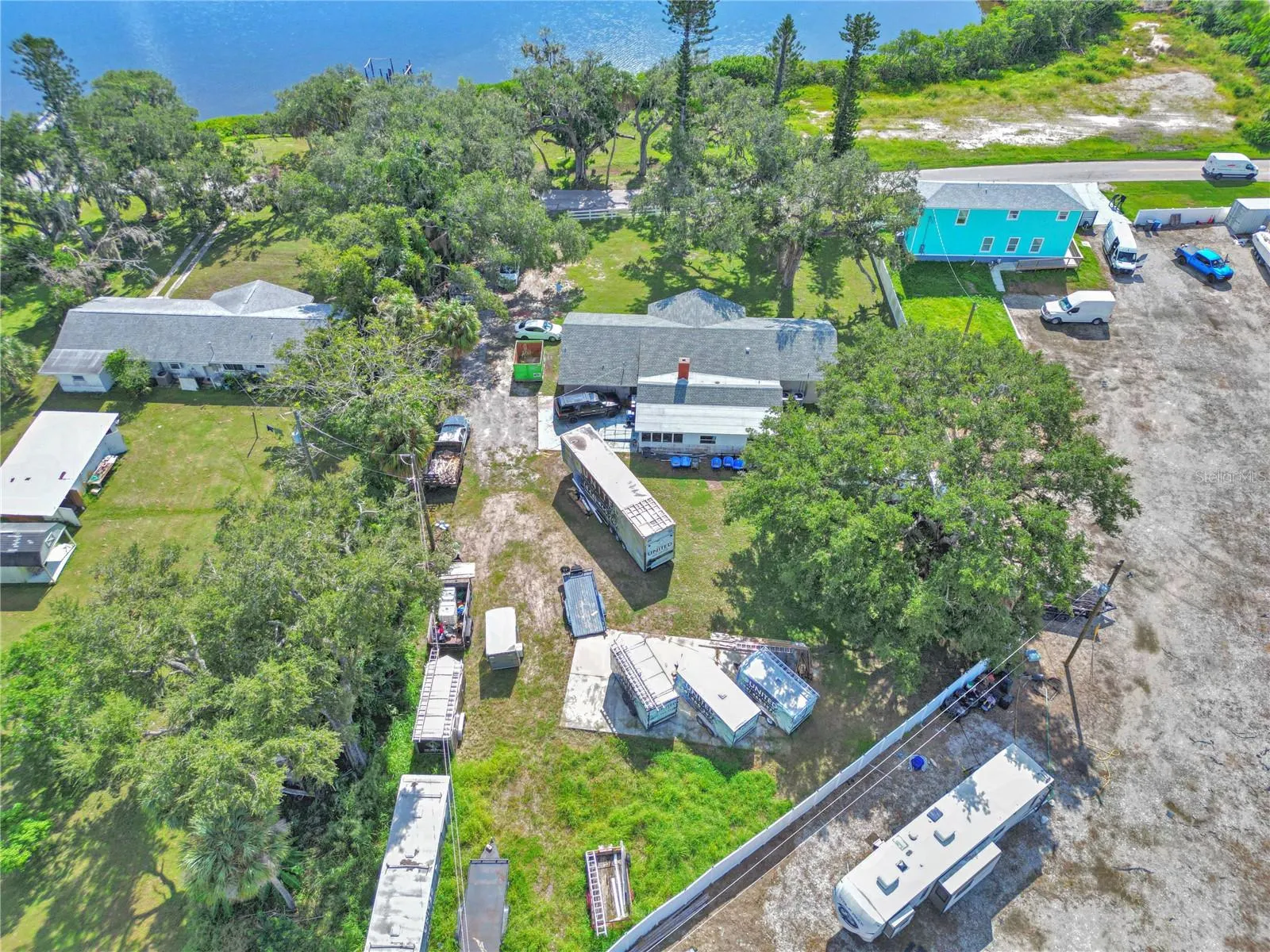320 BAYSHORE DR
