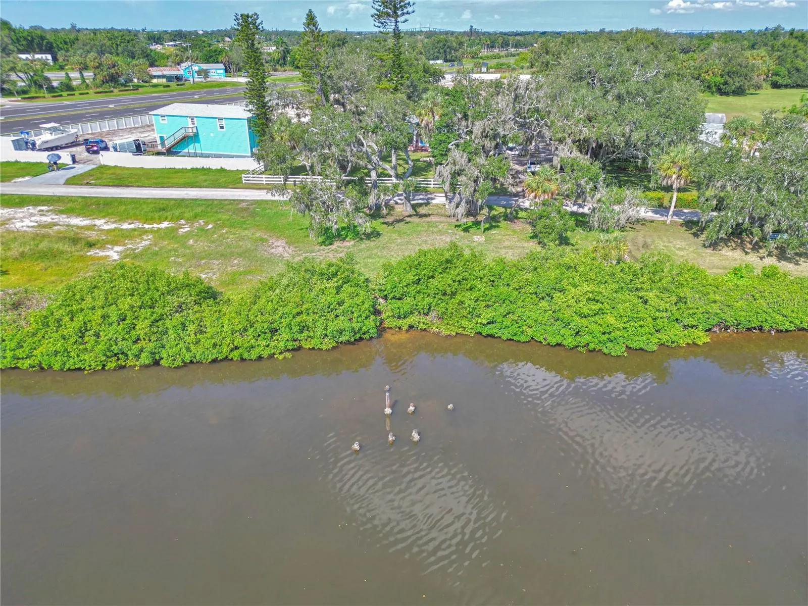 320 BAYSHORE DR
