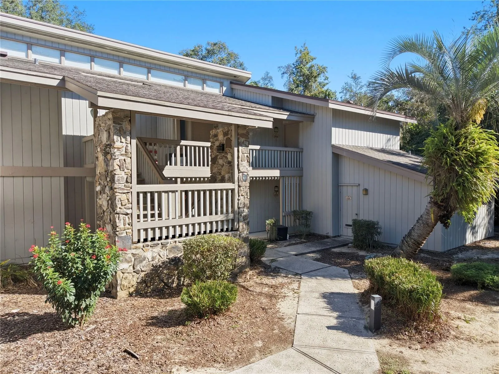3353 CAMELOT DR