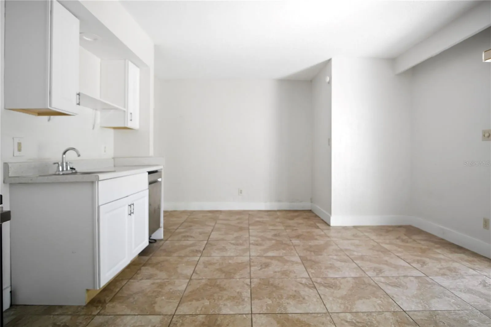 3353 CAMELOT DR