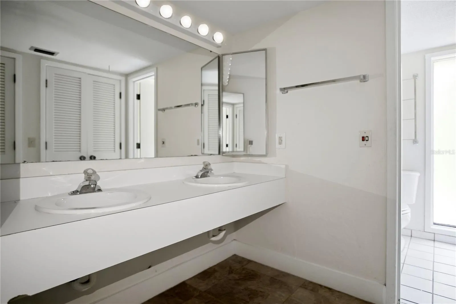 3353 CAMELOT DR