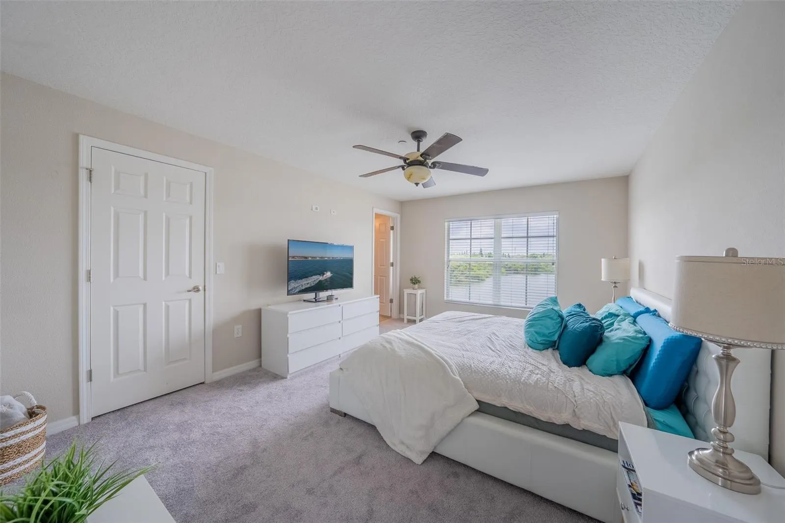 2425 LEXINGTON OAK DR