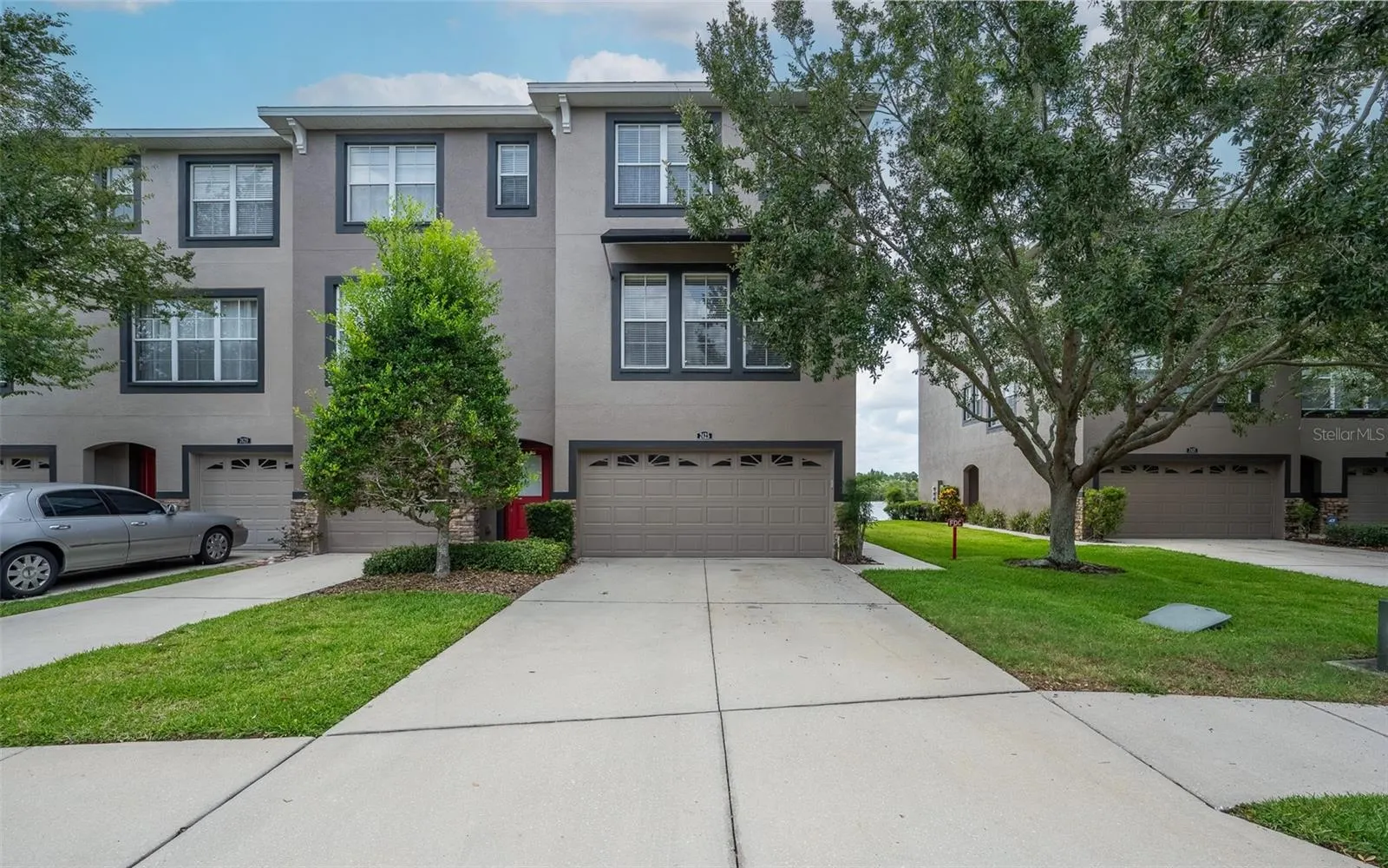 2425 LEXINGTON OAK DR