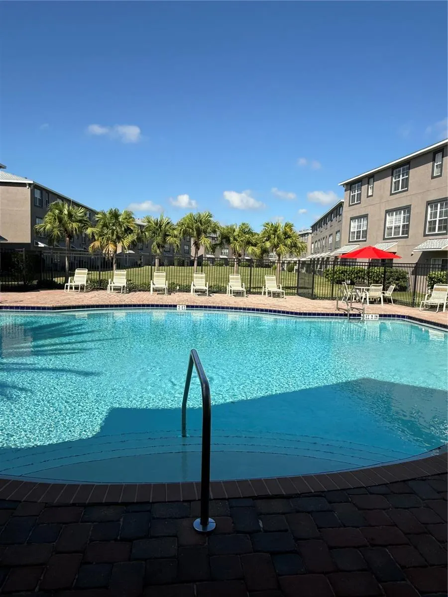 2425 LEXINGTON OAK DR