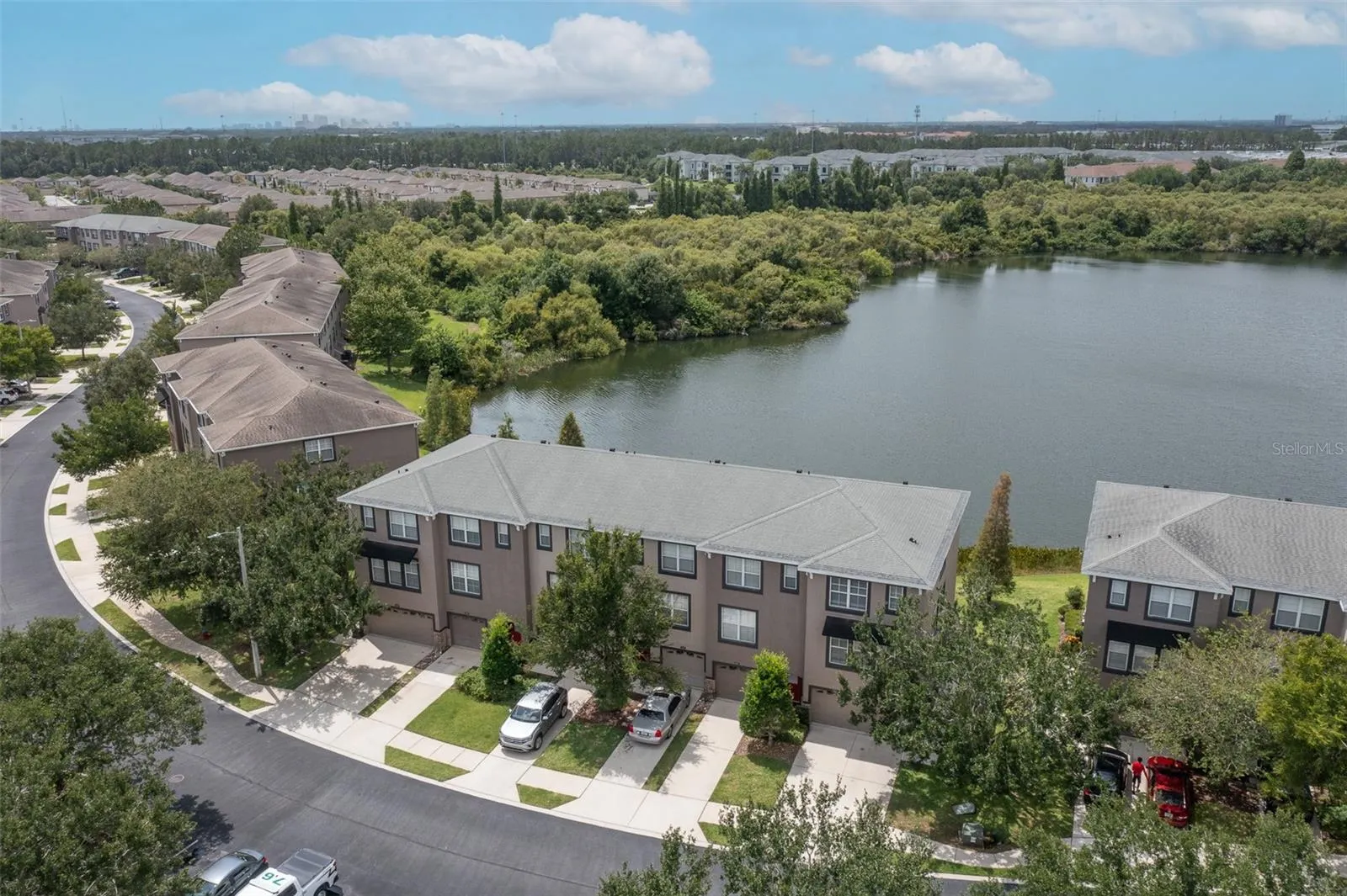2425 LEXINGTON OAK DR
