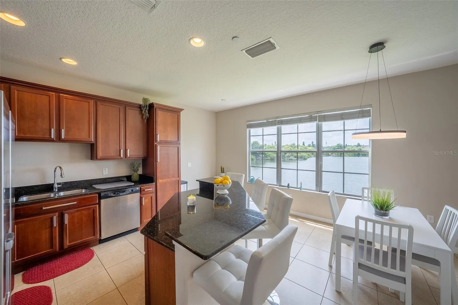 2425 LEXINGTON OAK DR