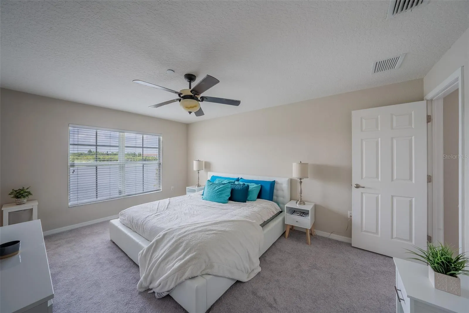 2425 LEXINGTON OAK DR