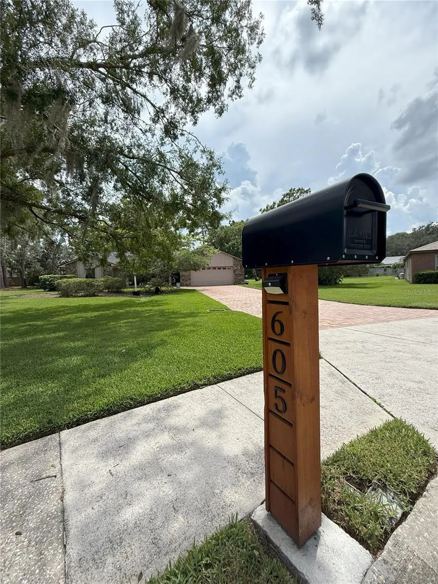605 WATER OAK LN