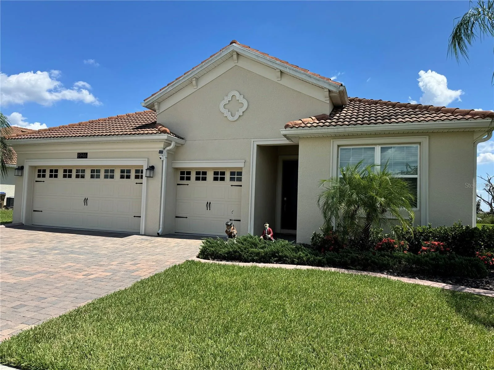 8946 FALLEN OAK DR
