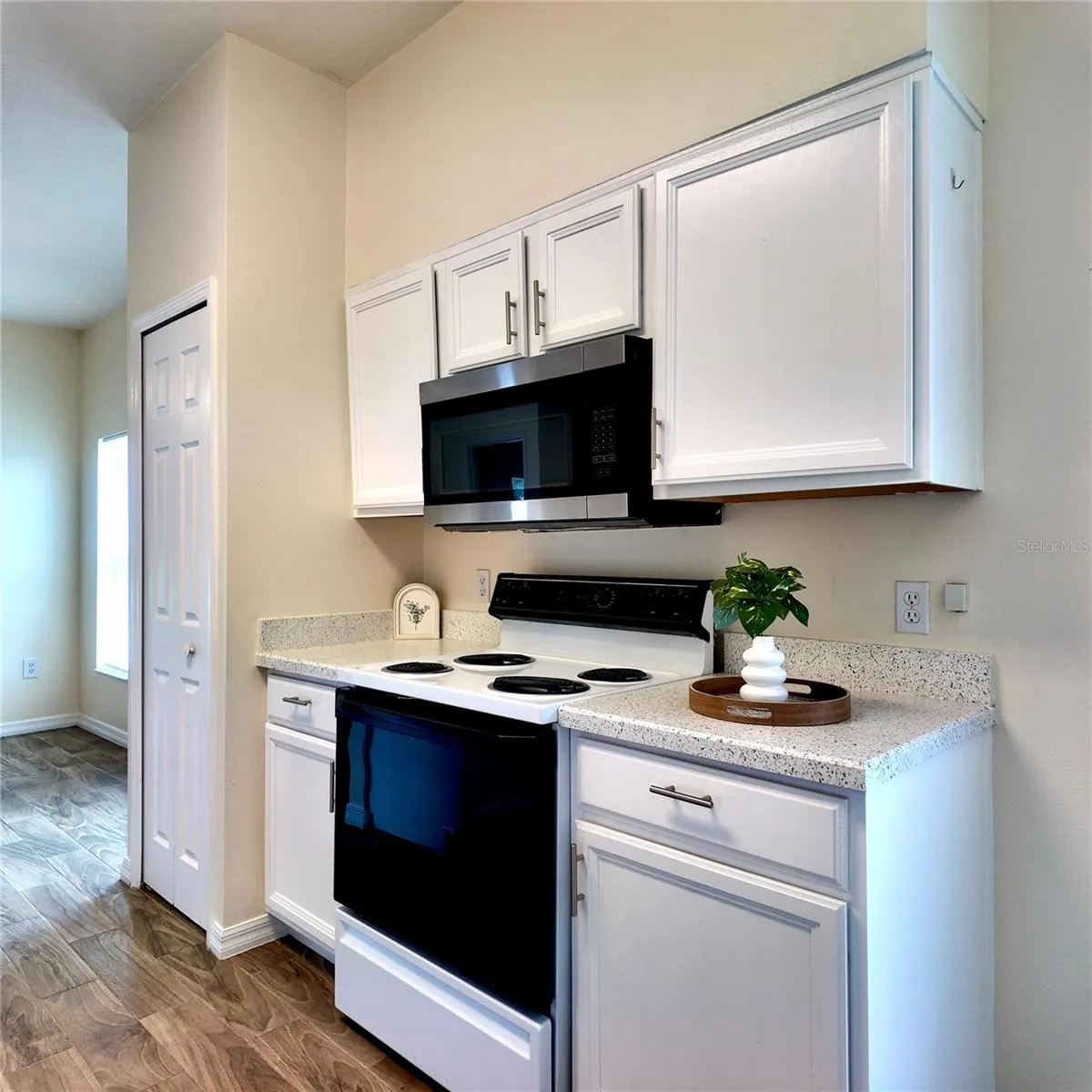 946 BERWICK DR