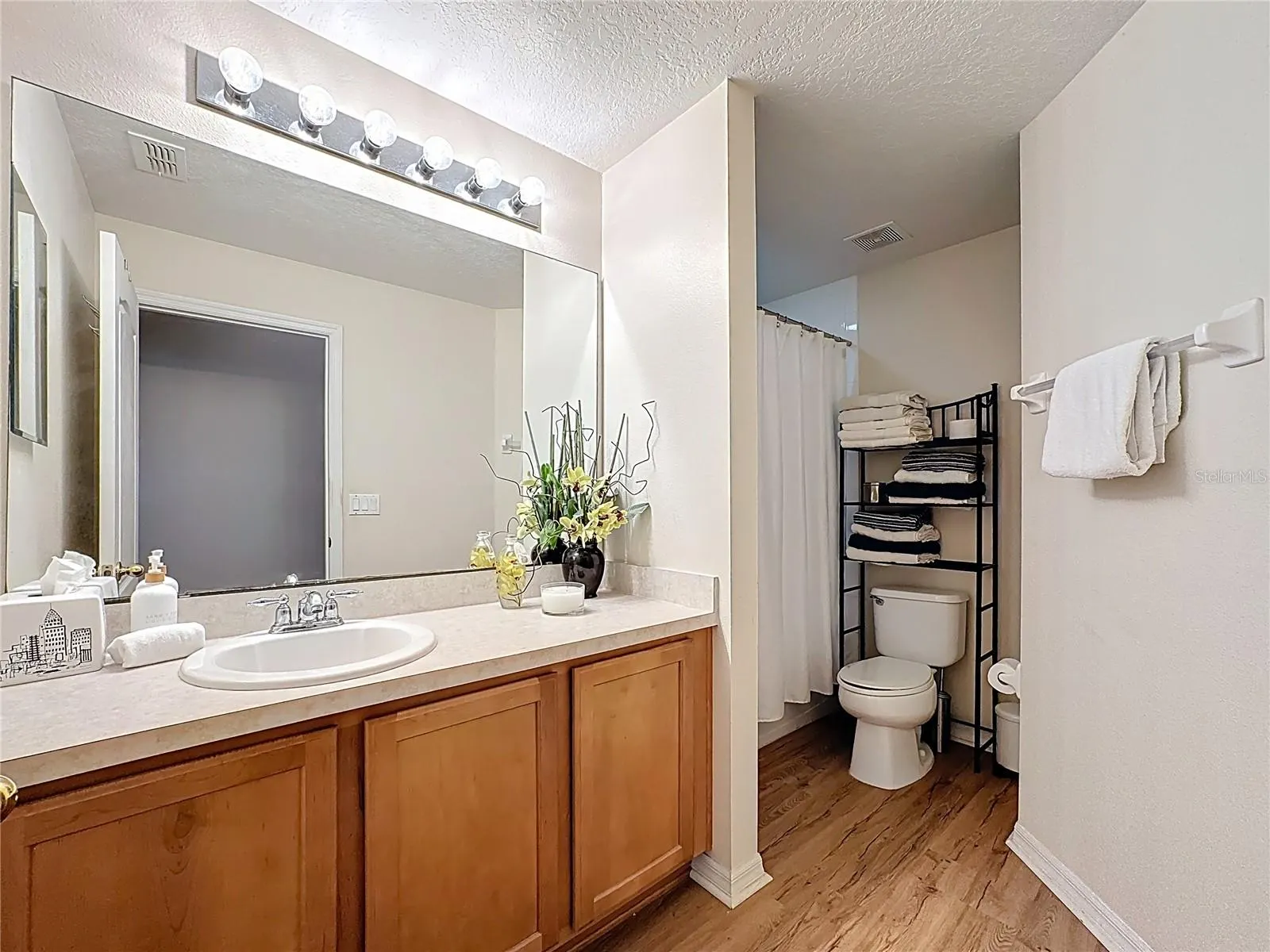 526 HENLEY CIR
