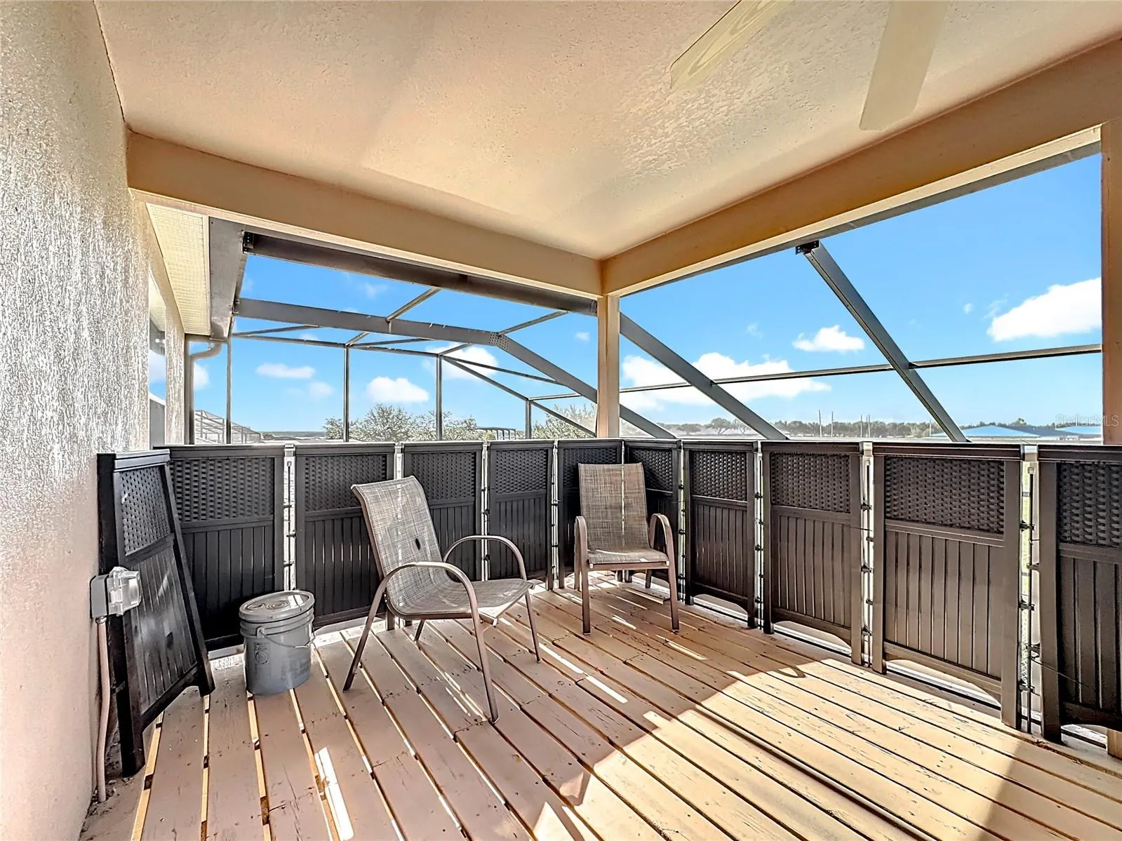 526 HENLEY CIR
